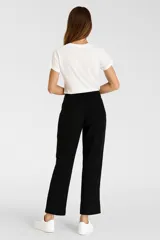 Pantalón de viscosa color beige, de corte ancho y tiro alto.