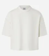 Remera oversized de algodón color crudo, con cuello redondo, manga corta, sin estampa y ribete acanalado.