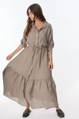 Vestido camisero color fucsia, de lino, con cuello camisero, mangas 3/4 con trabillas y ajuste en la cintura con lazo.