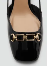 Zapato blanco de cuero sintético con tacón bloque, punta cuadrada, cierre con hebilla y detalle de eslabones dorados.