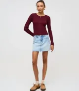 Cardigan de punto acanalado color bordó de la marca Blue Steel, con cuello redondo y cierre frontal de cremallera doble. Posee un calce ajustado, largo corto y mangas largas.