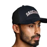 Gorro tipo trucker confeccionado en algodón orgánico, con logo de Saucony y broche trasero ajustable.