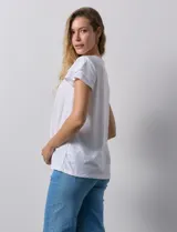 Blusa blanca de tejido pointelle con manga corta con volados y cuello redondo.
