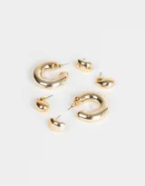 Set de tres pares de aros dorados: un par de aros tipo botón con forma irregular, un par de aros colgantes con forma de lágrima y un par de aros tipo argolla gruesa.