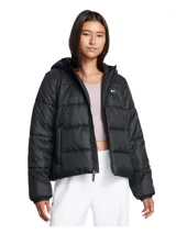 Campera puffer negra con capucha, cierre frontal y logo de Under Armour en el pecho.