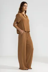 Camisa color marrón de manga corta en crepé de viscosa suave, con cuello camisero y detalle de flor en la botonadura central.