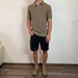 Chomba color marrón claro de tejido de punto con cuello polo y mangas cortas.