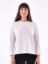 Remera blanca de manga larga con cuello redondo y estampado frontal con la frase "All my love darling" en color celeste.