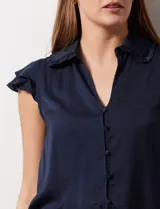 Camisa azul de satén, marca Alex & Lili. Cuello a la base con solapa, escote en V, apertura central con botones y sisa con volados.