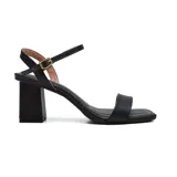 Sandalias de vestir color crema con punta cuadrada, tira delantera ancha y tira fina con hebilla al tobillo. Tacón cuadrado.