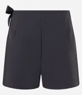 Short pollera corto de crepé negro con detalle satinado asimétrico y lazo lateral.