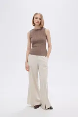 Musculosa marrón de acrílico con cuello a la base y corte ajustado al cuerpo.