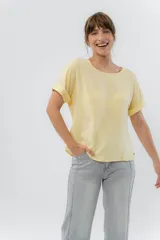 Remera blanca de viscosa liviana, con escote redondo y mangas cortas con vuelta.