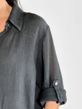 Vestido camisero largo color beige, con cuello clásico, abotonadura frontal completa, mangas 3/4 con trabilla y aberturas laterales.