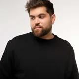 Buzo negro de cuello redondo, corte clásico y mangas largas.