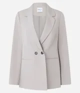 Blazer largo color beige, de corte recto, con cuello solapa, cierre frontal con doble botón, bolsillos tipo ojal y mangas largas con botones decorativos en los puños.