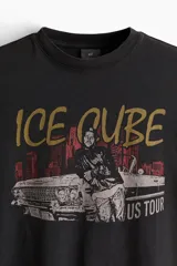 Remera negra de corte oversized con estampado del rapero Ice Cube y un auto clásico.