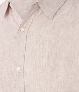 Camisa de corte regular confeccionada en mezcla de lino y algodón, con cuello inglés, manga corta y cierre frontal abotonado. Diseño liso en color beige de la marca Marfinno.