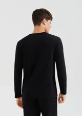 Camiseta negra de manga larga con cuello redondo.