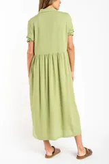 Vestido midi verde claro de lino, con cuello camisero, mangas cortas abullonadas y abotonadura frontal.