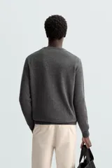 Jersey de hombre regular fit, color negro, tejido en hilatura de lana cashmere. Cuello redondo y manga larga con terminaciones en rib.