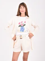 Camisa de manga larga color verde oliva, con cuello camisero y bolsillo frontal.