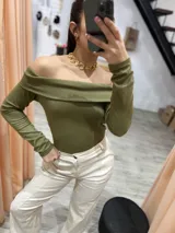 Remera verde militar con escote off-shoulder y mangas largas ajustadas.
