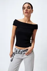 Top negro tejido con escote bardot y punto acanalado.