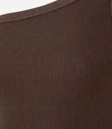 Blusa de rib color marrón, con escote asimétrico de un solo hombro y doble asa.