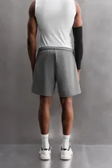 Bermudas jogger cortas confeccionadas en tejido de algodón con interior de rizo. Cintura elástica ajustable con cordón. Bolsillos frontales de vivo. Logo bordado en el bajo.