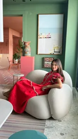 Vestido midi amarillo de lino, con volados en las mangas y detalle de volados y botones a lo largo del frente. Presenta un corte con talle marcado y falda escalonada.