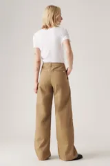 Pantalón chino color tostado, con corte amplio y sin elasticidad, confeccionado en 100% algodón.