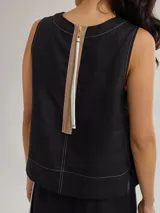 Top color beige de lino y viscosa, corte recto y escote redondo con cierre a la vista en la espalda y pespuntes a contratono.