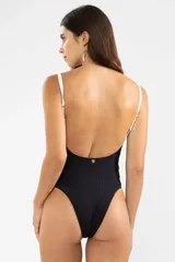 Malla entera negra con breteles finos blancos y detalle de dijes florales dorados en los tirantes.