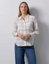 Camisa de gasa estampada, marca Tahari. Cuello a la base con solapa y apertura central con botones. Delantera con bolsillos aplicados. Manga larga con puño y botón.