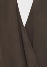 Top marrón con cuello halter, diseño cruzado y drapeado en la cintura.