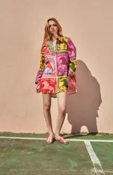 Camisa corta de mangas largas con estampado de caballos en tonos rosa, rojo, amarillo, verde y celeste.