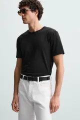 Camiseta marrón de corte slim fit, confeccionada en tejido de algodón con elasticidad, cuello redondo y manga corta.