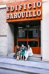 Zapato blucher de cuero con estampado animal print en tonos naranja y plateado, con cordones y detalle de borlas.