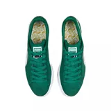 Championes Puma Suede Classic de gamuza color verde con franja lateral blanca y suela de goma blanca.