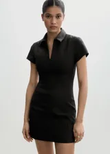 Vestido corto negro con diseño entallado, cuello camisero y cierre de cremallera invisible en la parte delantera.
