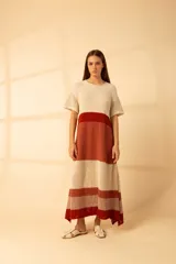 Vestido largo tejido a crochet con rayas horizontales en crudo, terracota y rojo.