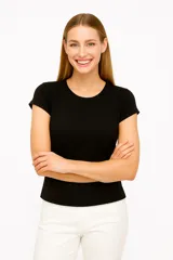 Blusa de algodón negra con cuello redondo y mangas cortas.