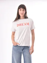 Remera rosa con estampado de labios rojos y texto con tipografía retro.