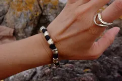 Anillo abierto de bronce con diseño de doble banda.