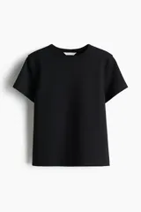 Remera negra de punto de algodón tupido con cuello redondo ribeteado acanalado y mangas cortas.