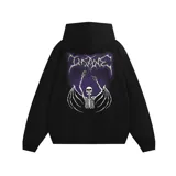Canguro negro de algodón con capucha ajustable y corte oversize. Estampa blanca con diseño de calavera en el pecho.
