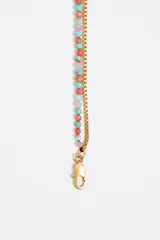 Collar doble de cadena dorada, uno con cuentas de colores y otro con dijes de monedas.