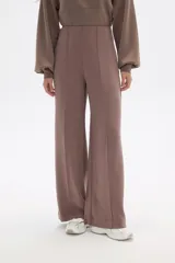 Pantalón de poliéster color marrón, de corte recto y tiro alto con pinzas frontales.