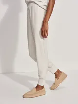 Pantalón de jogging color crema, de corte slim, con puños ajustados y cintura elástica. Confeccionado en tejido DoubleSoft®.